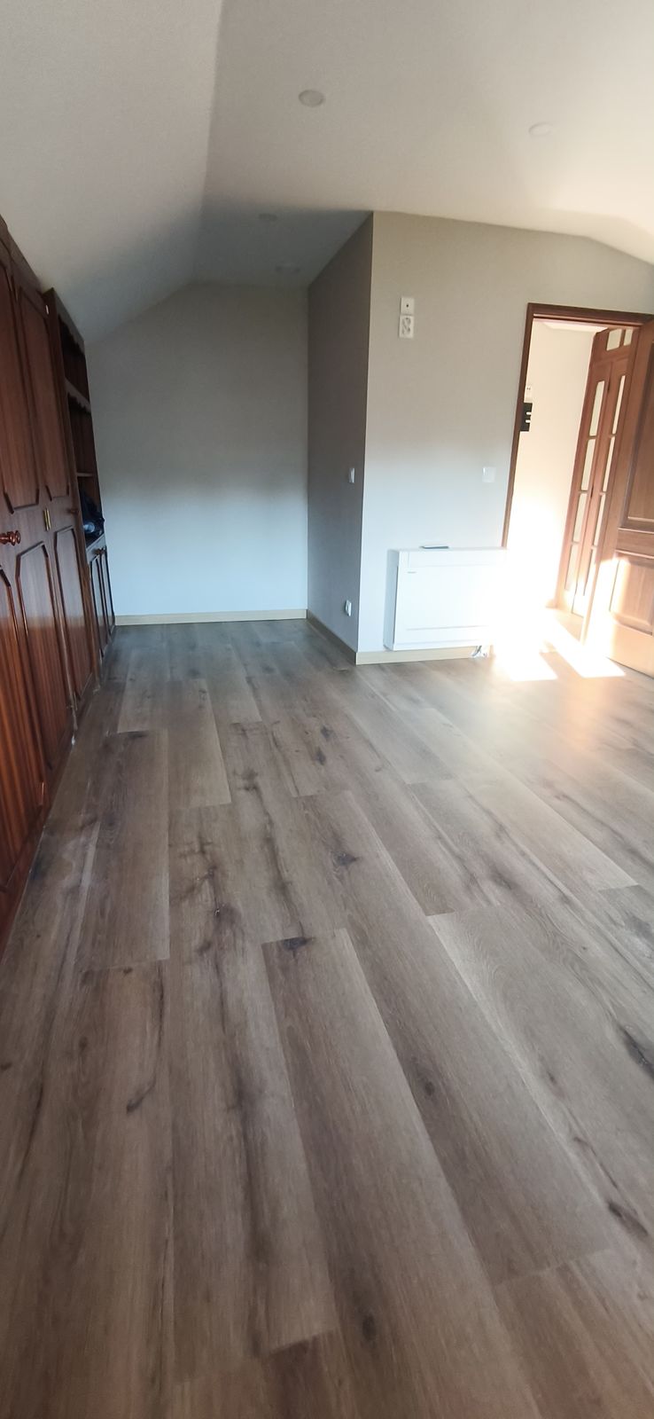 Habitación con armarios de madera y luz natural